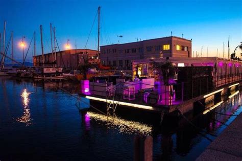 menù hublot nautic club portus karalis - Creative food and drinks at the harbor .